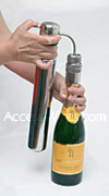Modle VinoServ Champagne: remplir avec le gaz: introduire le tube dans le bouchon et appuyez sur le levier jusqu' ce que le gaz s'chappe de la soupape de sret.