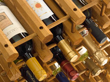 Rangement à bouteilles CANTY avec roulettes: Rack mobile de salon pour le rangement des bouteilles
