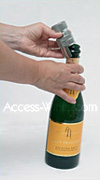 Modèle VinoServ Champagne: adapter le bouchon à soupape sur la bouteille ouverte et le fixer