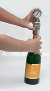 Modèle VinoServ Champagne: placer le manomètre: Vérifiez la pression manométrique (3-4 bar), le vin mousseux ou de champagne peuvent être conservés et stockés dans le réfrigérateur. Par la suite, dévisser préalablement la soupape pour verser le verre suivant.